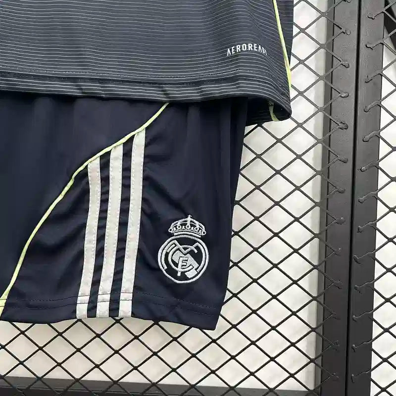 Conjunto infantil Real Madrid 25/26 Alternativa